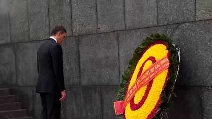 Sánchez visita el mausoleo de Ho Chi Minh durante su visita a Vietnam