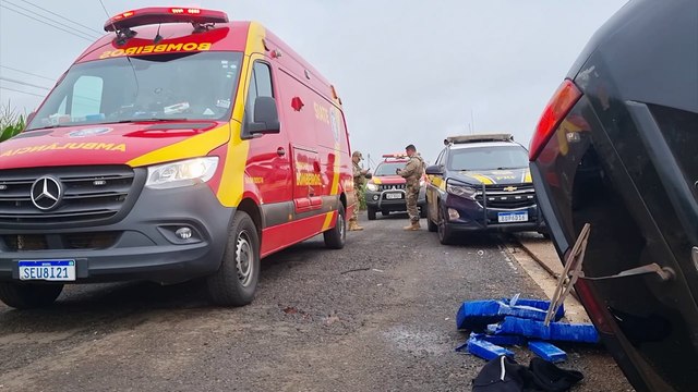 Carro carregado com 700 Kg de maconha capota na BR-163 após tentativa de fuga da PRF, em Cascavel