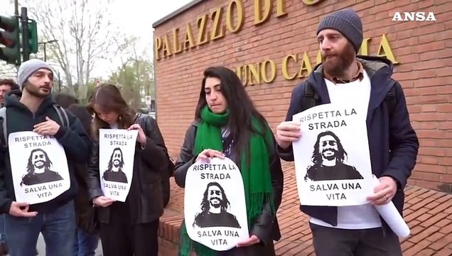 Travolto e ucciso da una volante, sit in degli amici di Francesco Convertini davanti al tribunale di Torino
