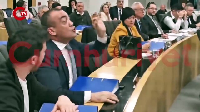 Afyonkarahisar Belediye Başkanı Burcu Köksal, AK Partili Meclis Üyesi Mahmut Ekici'yi zabıtayla salondan dışarı attı.