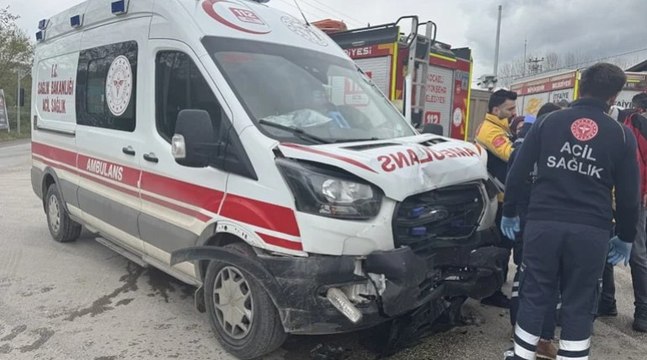 Kocaeli'de ambulans ve otomobil çarpıştı: 2 yaralı