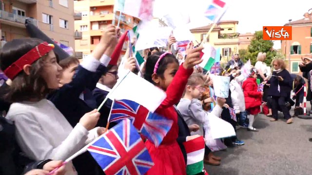 Camilla visita una scuola a Roma, i bambini salutano la Regina sventolando bandiere del Regno Unito