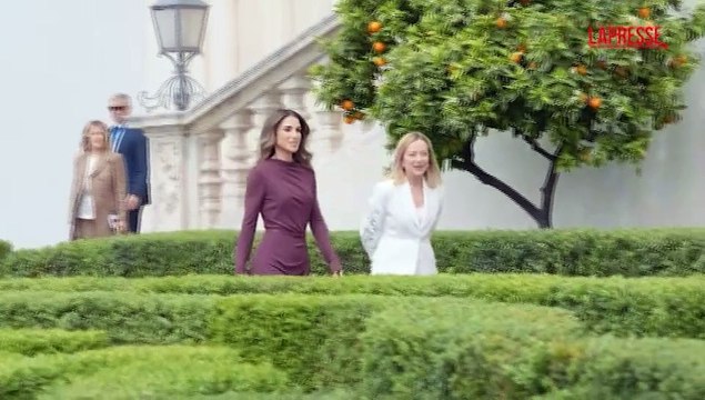Rania di Giordania accolta da Giorgia Meloni a Villa Pamphilj