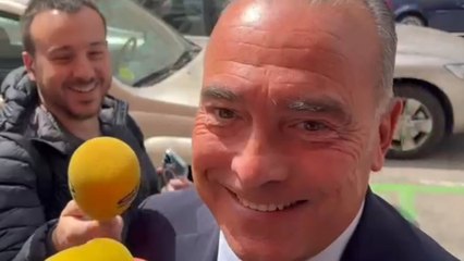 La cara de Yuste cuando le preguntan si habrá "Rice" (arroz) en la comida de directivas