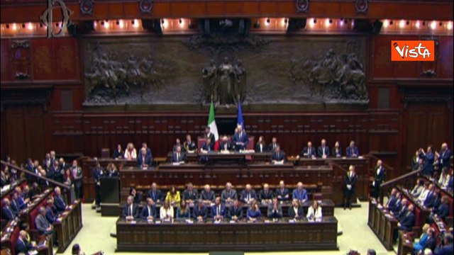 Lorenzo Fontana fa gli auguri a Carlo e Camilla per l'anniversario di nozze, l'applauso alla Camera