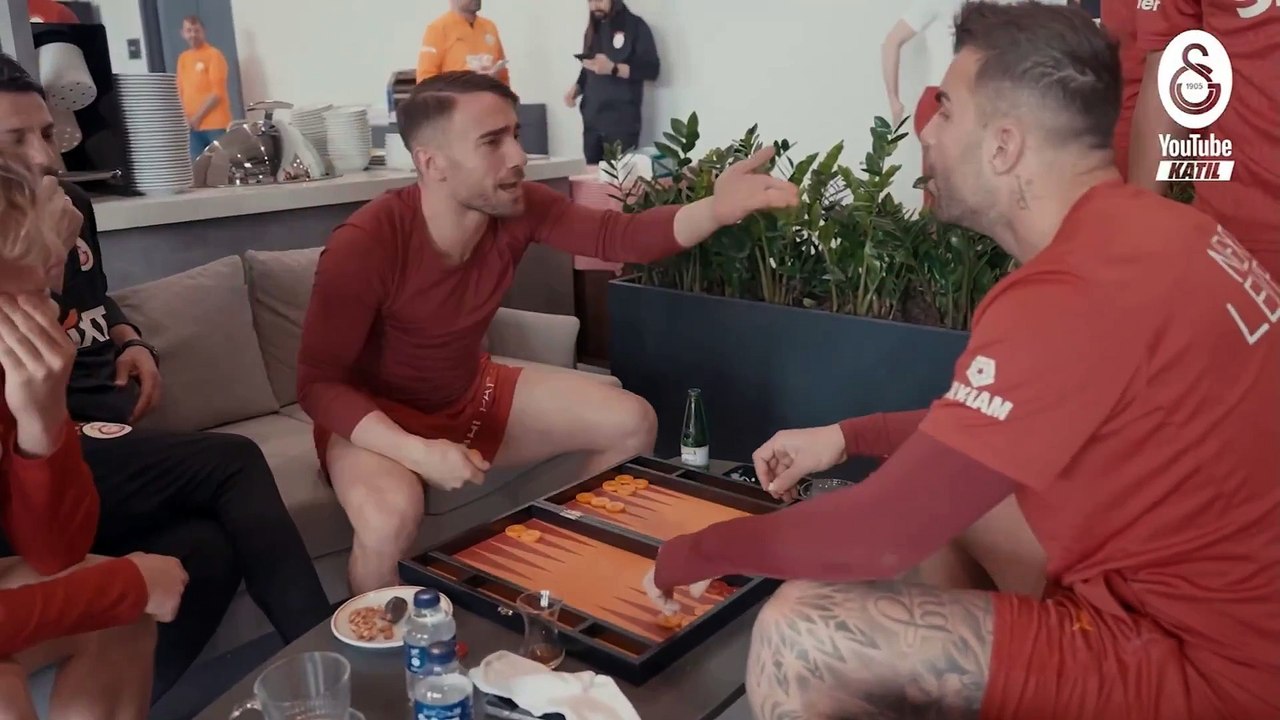 Yunus Akgün ve Barış Alper tavla oynadı, ortalık fena karıştı!