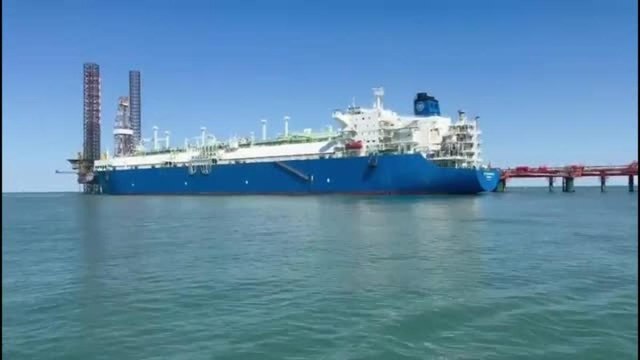 Il video della nave rigassificatrice a Ravenna: «Arrivato il primo carico di Gnl americano, a inizio maggio l'avvio»