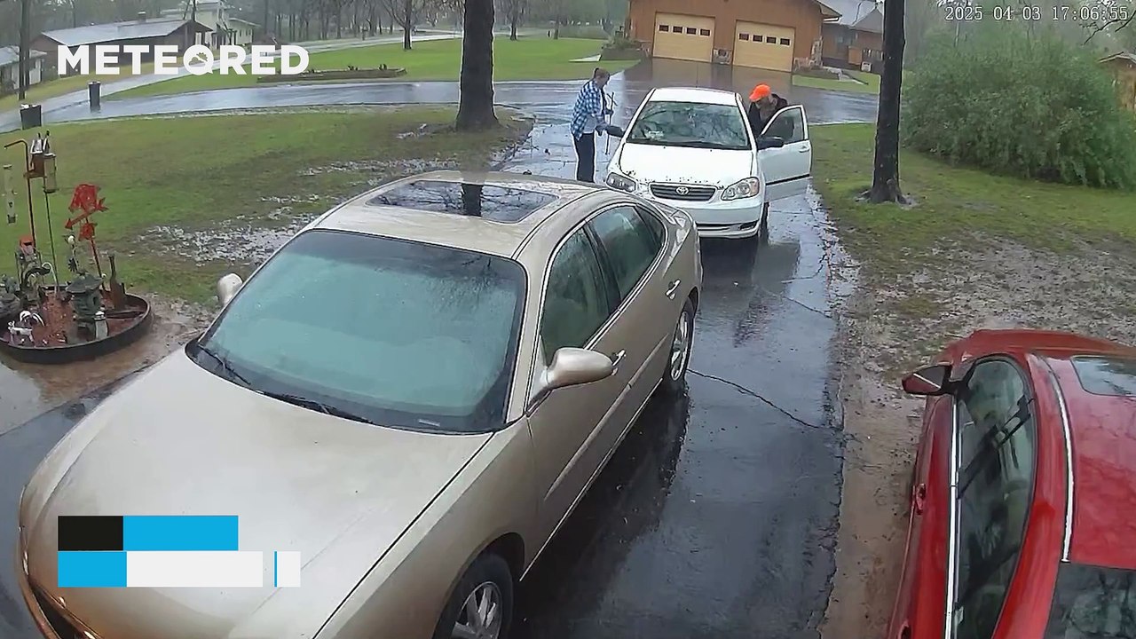 A lightning bolt strikes just a few feet away from several people in Heber Springs (AR), USA! Fortunately, it was just a big scare