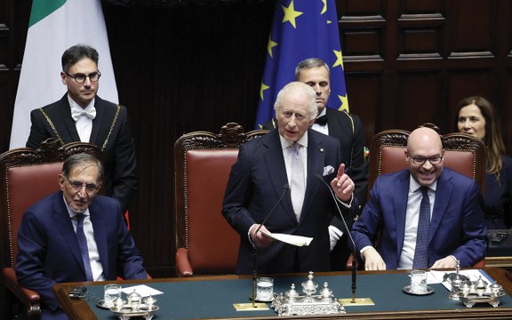 Dalla campanella al té: il tour di Re Carlo e Camilla a Montecitorio, prima di fare la storia