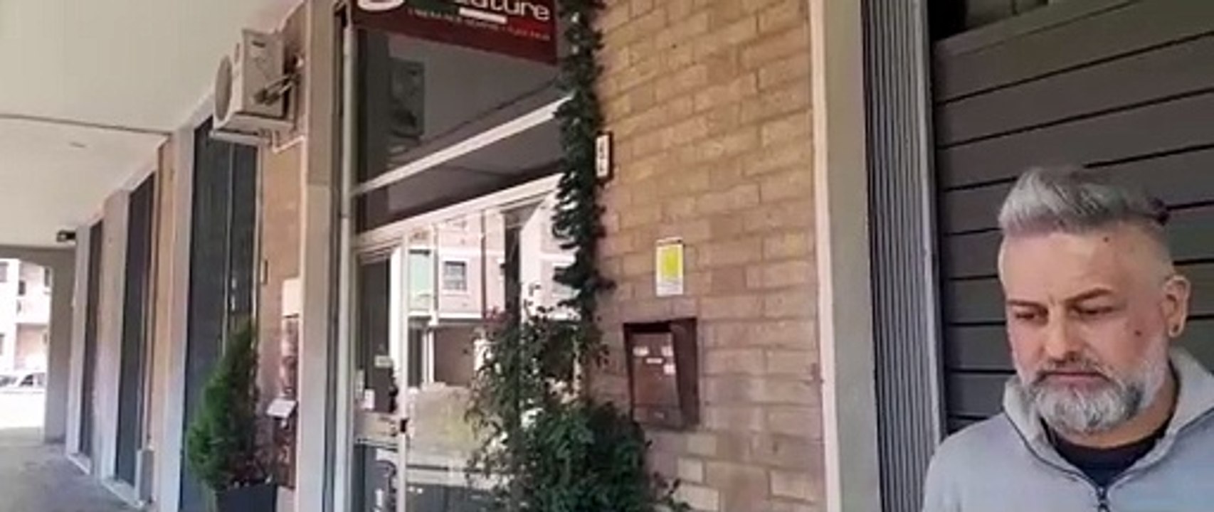 Il commerciante ferito dal ladro: "Cos? quel giovane mi ha colpito in testa"