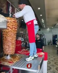 Arka fonda Atatürk posteri var diye Kemalistler sıraya girebilir! Tavuk dönercide iğrenç görüntü