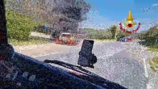 Todi (Perugia), auto in fiamme durante la marcia: l'intervento dei vigili del fuoco