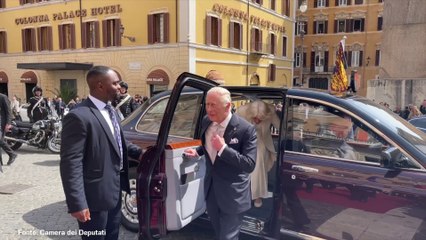 Le immagini di Re Carlo e della regina Camilla alla Camera