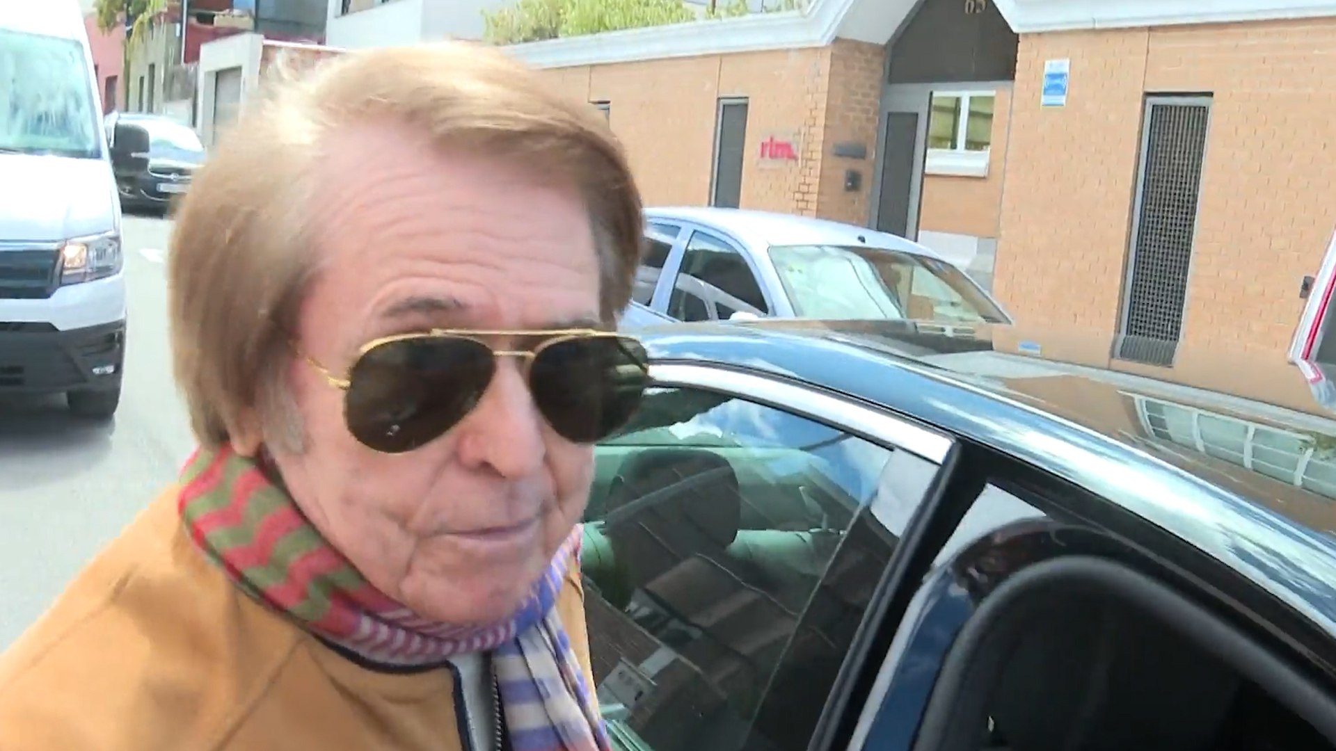 El cantante Raphael ha confirmado que est� respondiendo positivamente al tratamiento de su enfermedad, aunque ha subrayado que "hay que esperar todav�a" para su regreso a los escenarios. "Me encuentro muy bien, pero hay que tener paciencia", ha declarado el artista de Linares ante los medios, tras ser preguntado por Europa Press.

Raphael anunci� el pasado invierno que padec�a un linfoma cerebral primario, una enfermedad que le fue diagnosticada tras detectar dos n�dulos cerebrales en el hemisferio izquierdo, responsables de los s�ntomas neurol�gicos que present�.