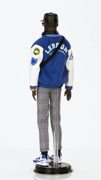 LeBron James hace historia como primer embajador del muñeco Ken para Barbie