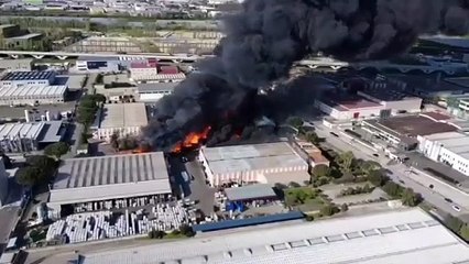 Caivano (NA) - Incendio in azienda chimica, immagini aeree diffuse da sindaco Crispano (09.04.25)