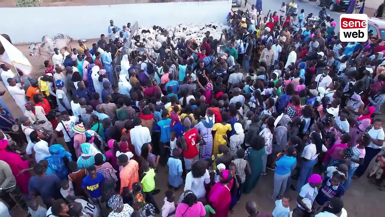 Sokhna Batore  épouse de cheikh Bethio chante les louanges de sa Coépouse Sokhna Aida du jamais vue