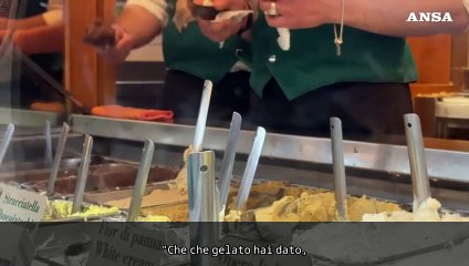 La regina Camilla prova il gelato di Giolitti, il cameriere: "Ha preso cre'me caramel"