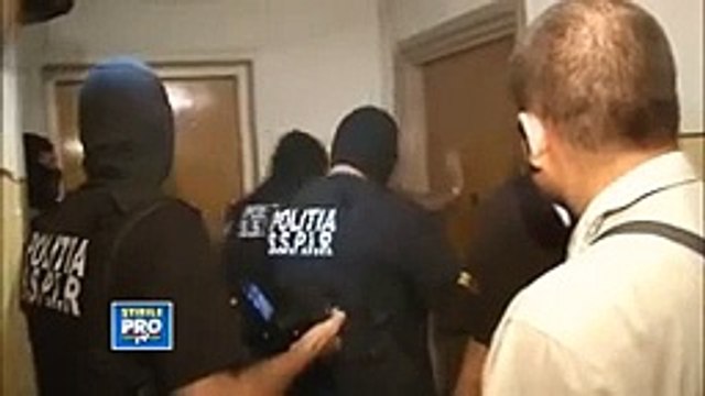 Romanian Police tries to break a door