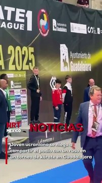 Un joven ucraniano que logró el tercer lugar en la Youth League de kárate en Guadalajara provoca sorpresa al negarse a compartir la foto con un competidor ruso. Tras un gesto de desaprobación, se retira del podio.