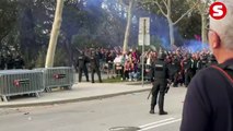Lanzamiento de botellas, piedras e insultos: el recibimiento hostil del barcelonismo al Borussia en Montjuïc
