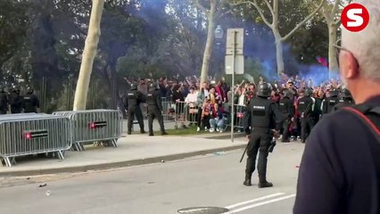 Lanzamiento de botellas, piedras e insultos: el recibimiento hostil del barcelonismo al Borussia en Montjuïc