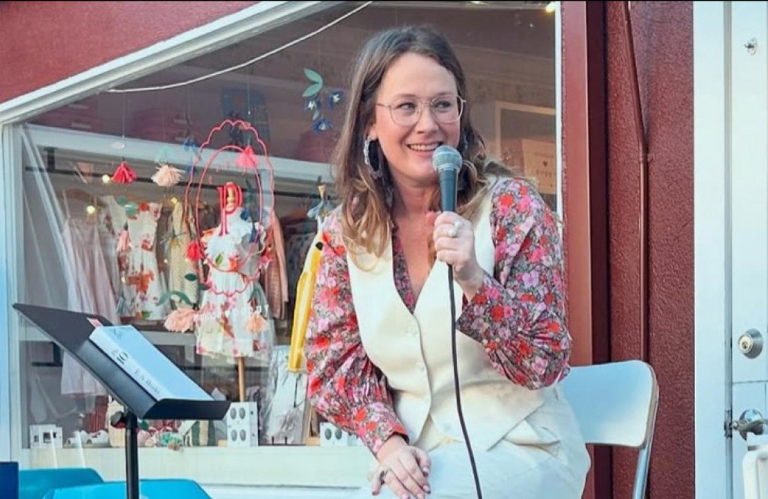 E.A. Hanks habla de su difícil educación, la relación con sus padres y los dolorosos recuerdos de su infancia en sus memorias