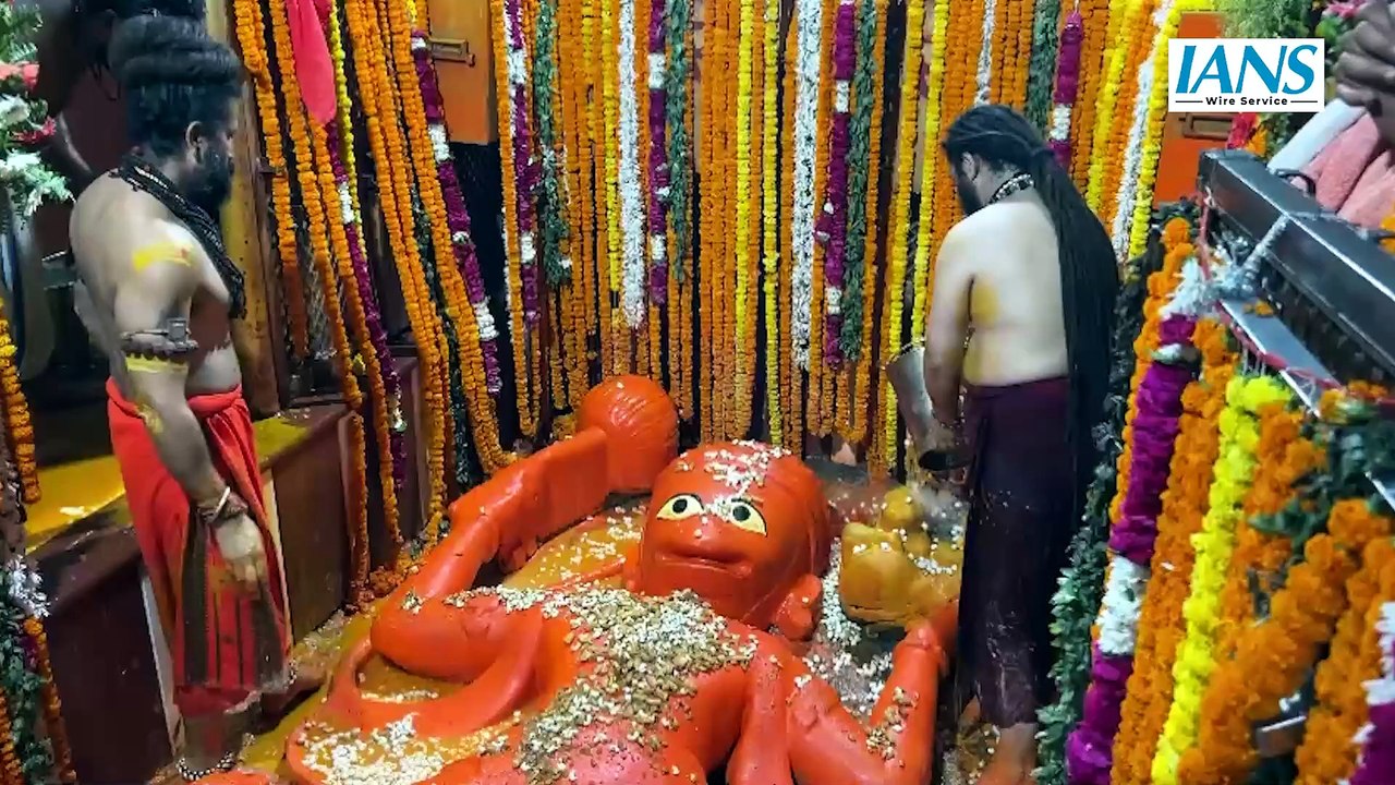 हनुमान जयंती पर लेटे हनुमान मंदिर में पंचामृत से प्रतिमा का महाभिषेक