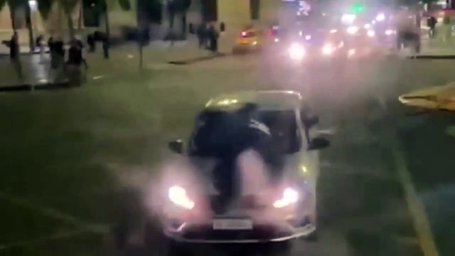 Arrastró a un policía en el capot del auto tras escapar de un control de tránsito