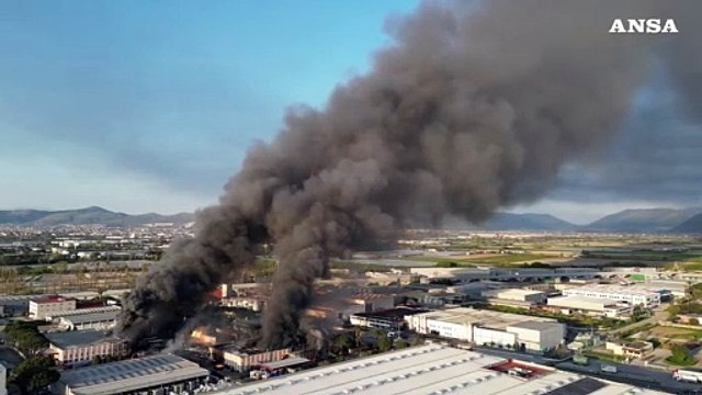 Incendio a Caivano, le immagini dall'alto della colonna di fumo