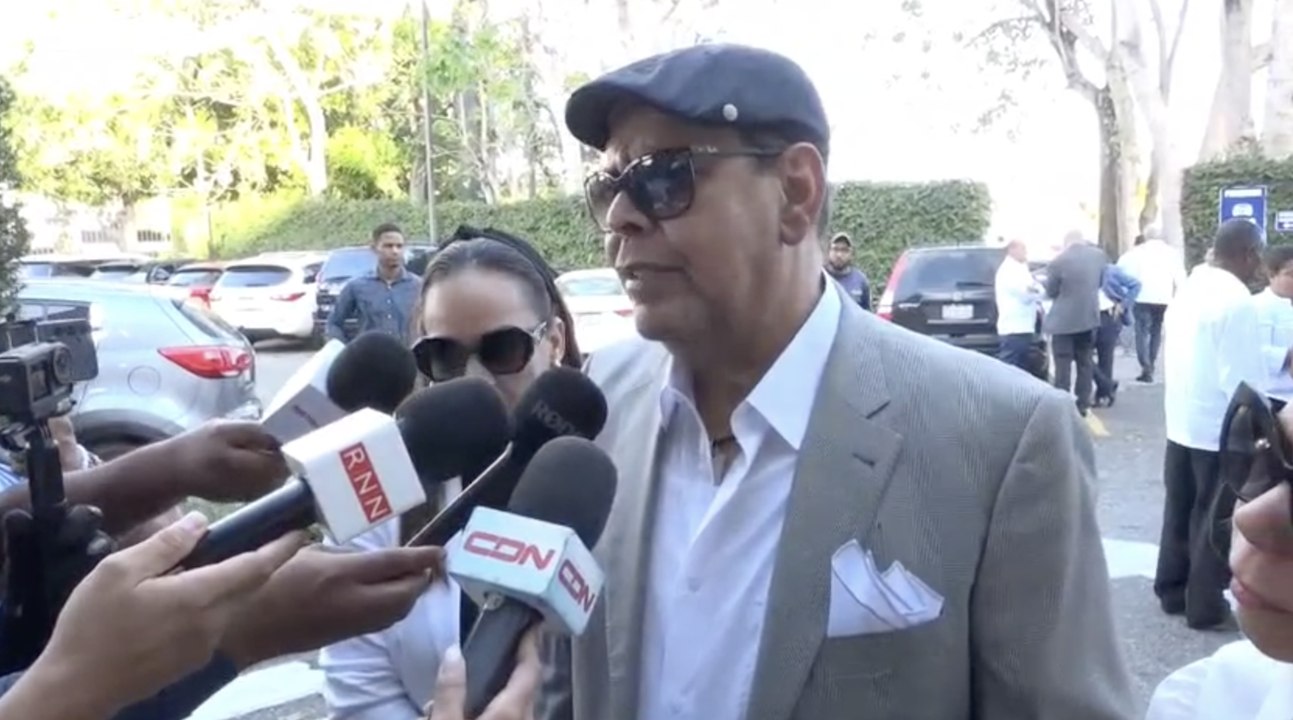 Familiares, figuras del arte y la política despiden al grande Rubby Pérez en velatorio privado