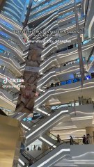 Un restaurante futurista de Shanghái que parece una ciberciudad está arrasando en Instagram con su comida fusión