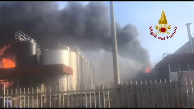 Incendio in fabbrica prodotti chimici a Caivano, nube sul napoletano