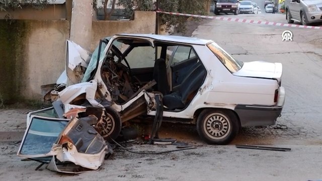 Aydınlatma direğine çarpan otomobildeki sürücü öldü