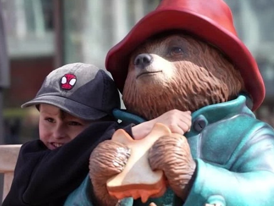 Paddington ist zurück: Ikonischer Bär wurde mit neuer Statue verewigt