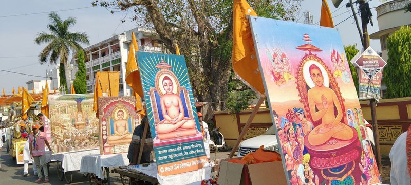 भगवान महावीर के जन्मोत्सव पर भव्य शोभायात्रा