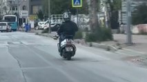 Motosiklette bacak bacak üstüne atıp yolculuk yaptı