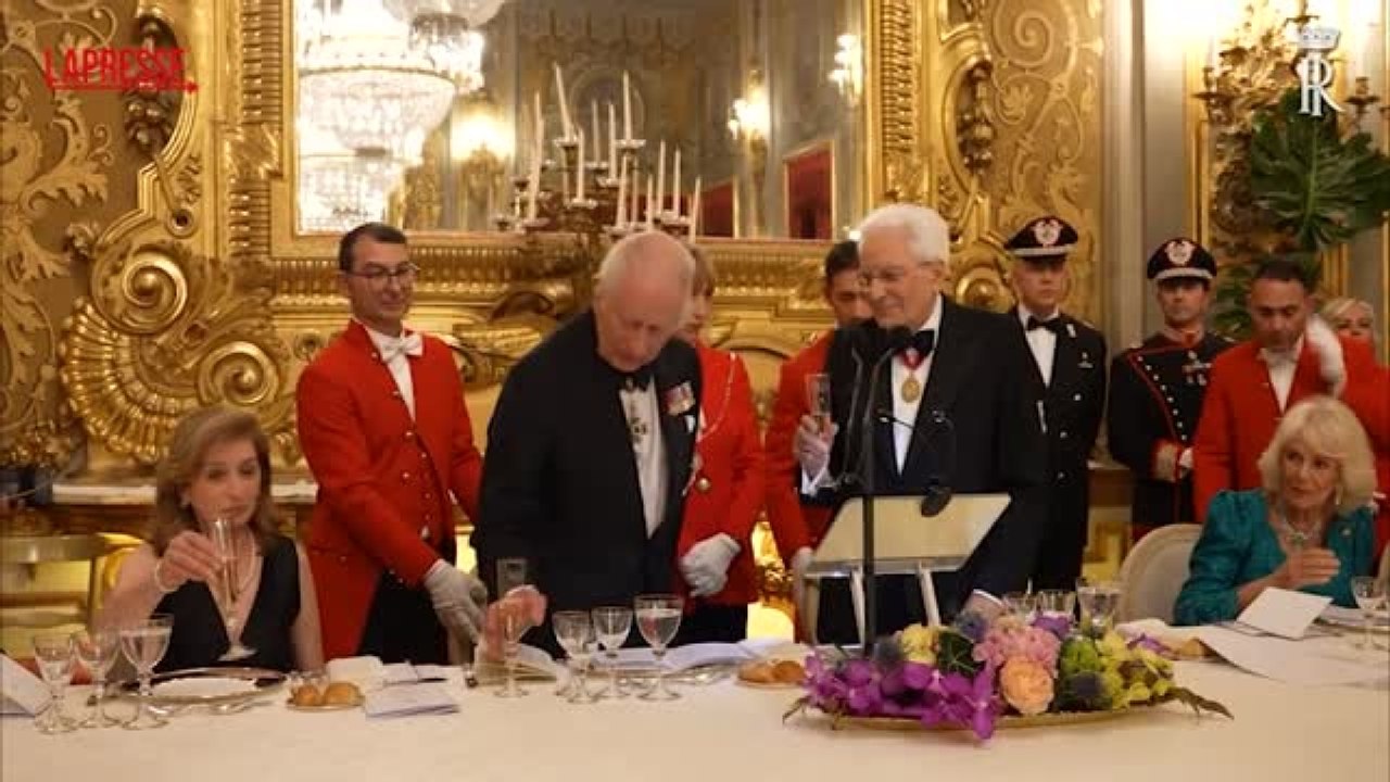 Re Carlo omaggia Mattarella in italiano durante la cena di gala al Quirinale: «Per la stima e l'affetto di cui gode»