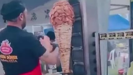 Adana’daki karnavalda pişmiş tavuğun üzerine çiğ tavuk ekleyen dönerci görüntülendi