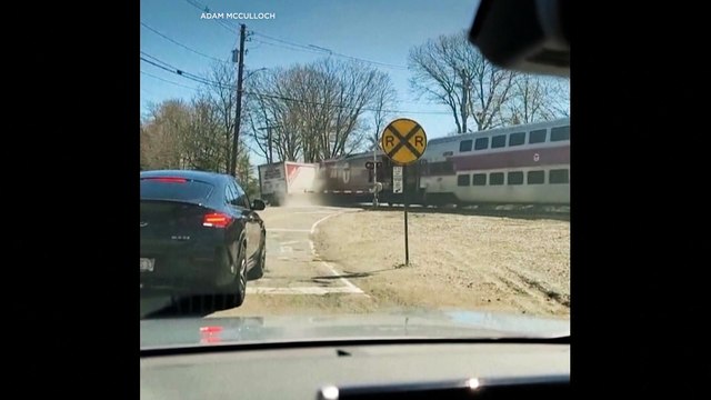 NO COMMENT: Un tren de pasajeros choca con un camión sin conductor en Massachusetts