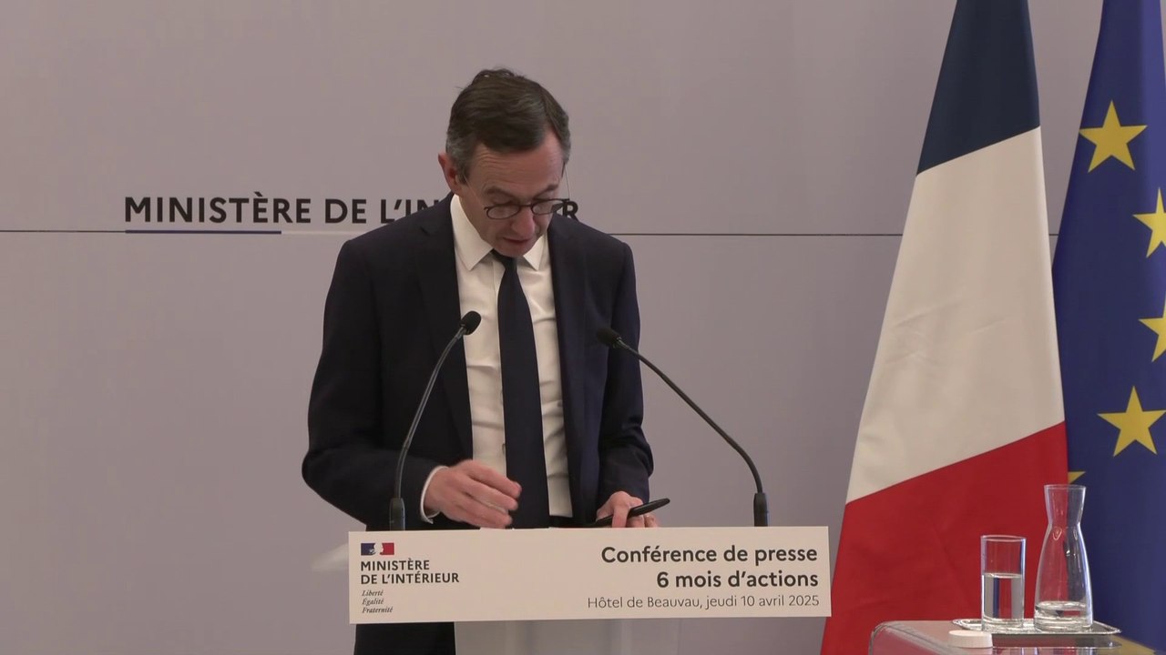 Bruno Retailleau juge "déroutante" la proposition de Laurent Wauquiez d'enfermer les "étrangers dangereux" soumis à une OQTF à Saint-Pierre-et-Miquelon