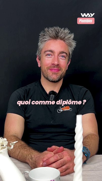 Il a appris à déboucher les éviers avec son père ? 💋  Romain est plombier depuis 2021. Il travaille à Paris (et il est à vélo !) Il a d'abord fait une carrière dans le marketing, puis s'est lancé dans une formation pour devenir plombier, qu’il a réussi !