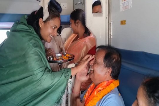सरगुजा संभाग के 780 तीर्थ यात्री उज्जैन, महाकालेश्वर के लिए हुए रवाना, मंत्री लक्ष्मी राजवाड़े ने ट्रेन को दिखाई हरी झंडी
