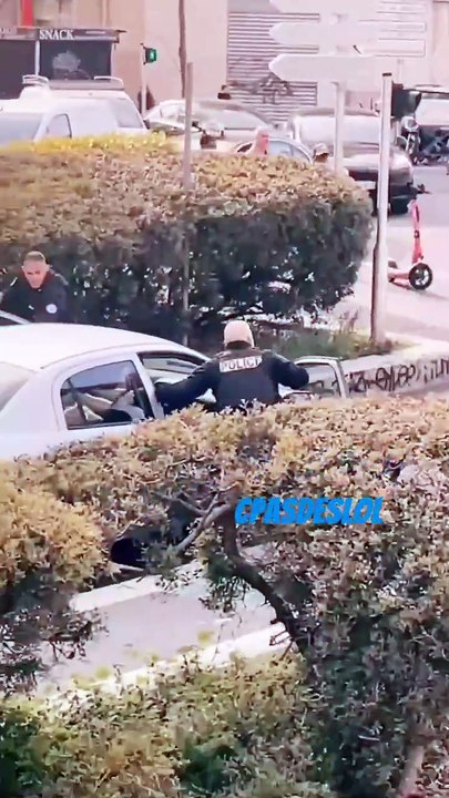 Les images impressionnantes de ce refus d'obtempérer à Marseille : Un conducteur repart, une policière blessée - VIDEO