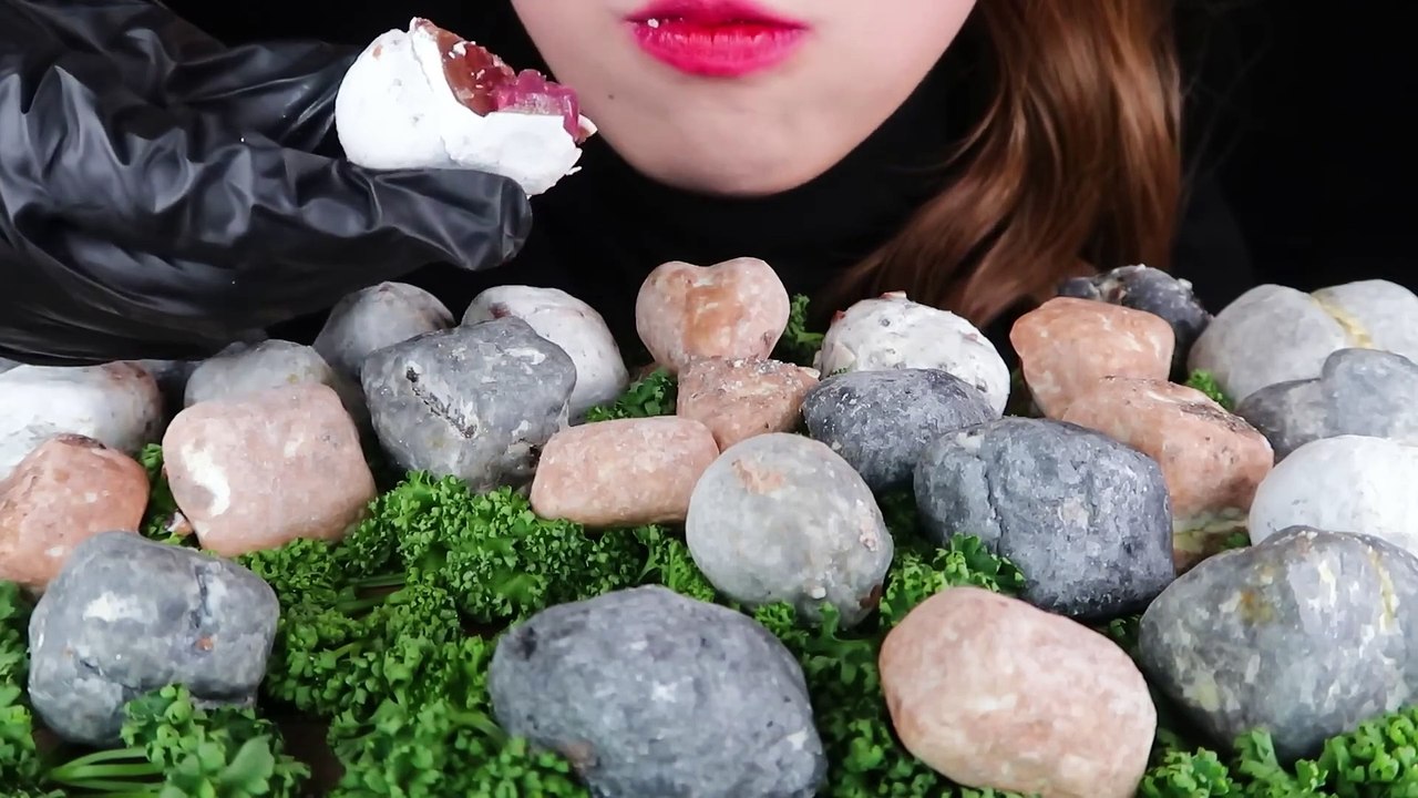 ASMR EDIBLE STONE! EATING SOUNDS MUKBANG🗿먹는돌 먹방 食べられる石咀嚼音