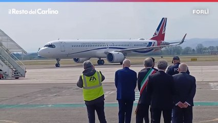 L'aereo con re Carlo e la regina Camilla atterra al Ridolfi di Forlì, video