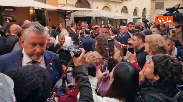 Un gelato offerto a Camilla, fuori programma per la coppia reale a Roma per l'anniversario di nozze