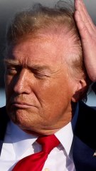 Trump aprueba el decreto para lavarse "su precioso pelo" a gusto