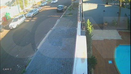 Retorno no meio da quadra: Vídeo mostra Uno atingido motociclista e o arremessando contra veículo estacionado