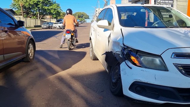 Colisão entre dois veículos é registrada em cruzamento sinalizado por semáforo no bairro São Cristóvão